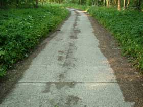 Doskonale zachowana droga betonowa z okresu II wojny św.
